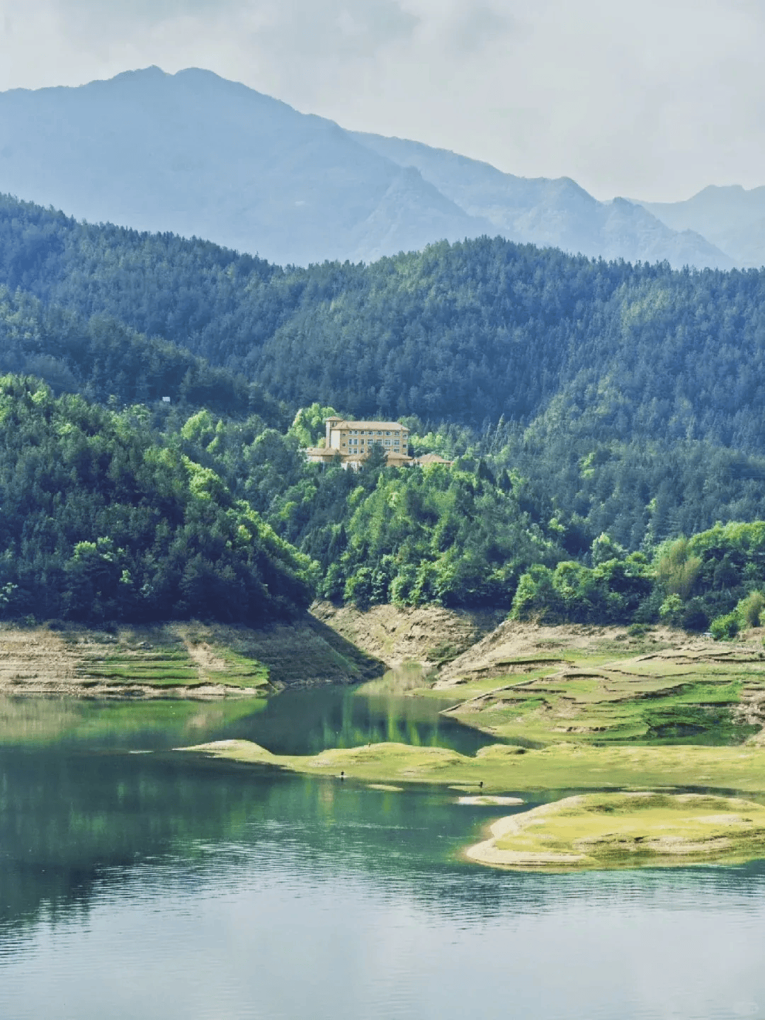 青川木鱼大草原.白龙湖,湖水碧澄,湖岸蜿蜒.