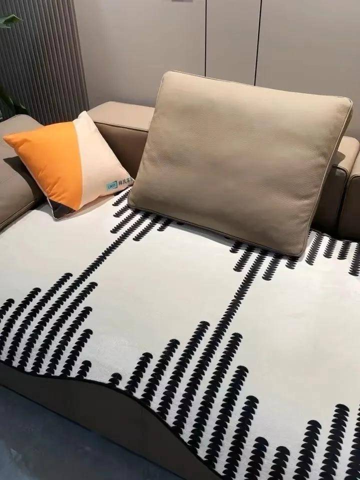 秒杀99%坐垫!冰丝防滑沙发垫,柔软 , 亲肤,透气!