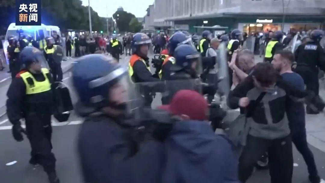 8月5日晚,英国北爱尔兰首府贝尔法斯特发生骚乱,反对英国政府移民政策