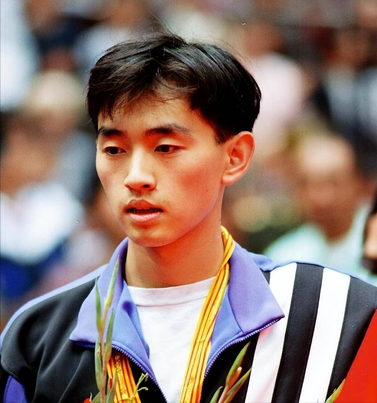 机场偶遇被国乒辞退,50岁还打光棍的孔令辉,两鬓斑白,现状唏嘘