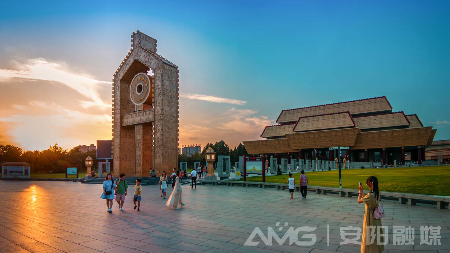 周瑞风《小小世界》 韩静华《太行高速》 刘跃民《烈日下的坚守》