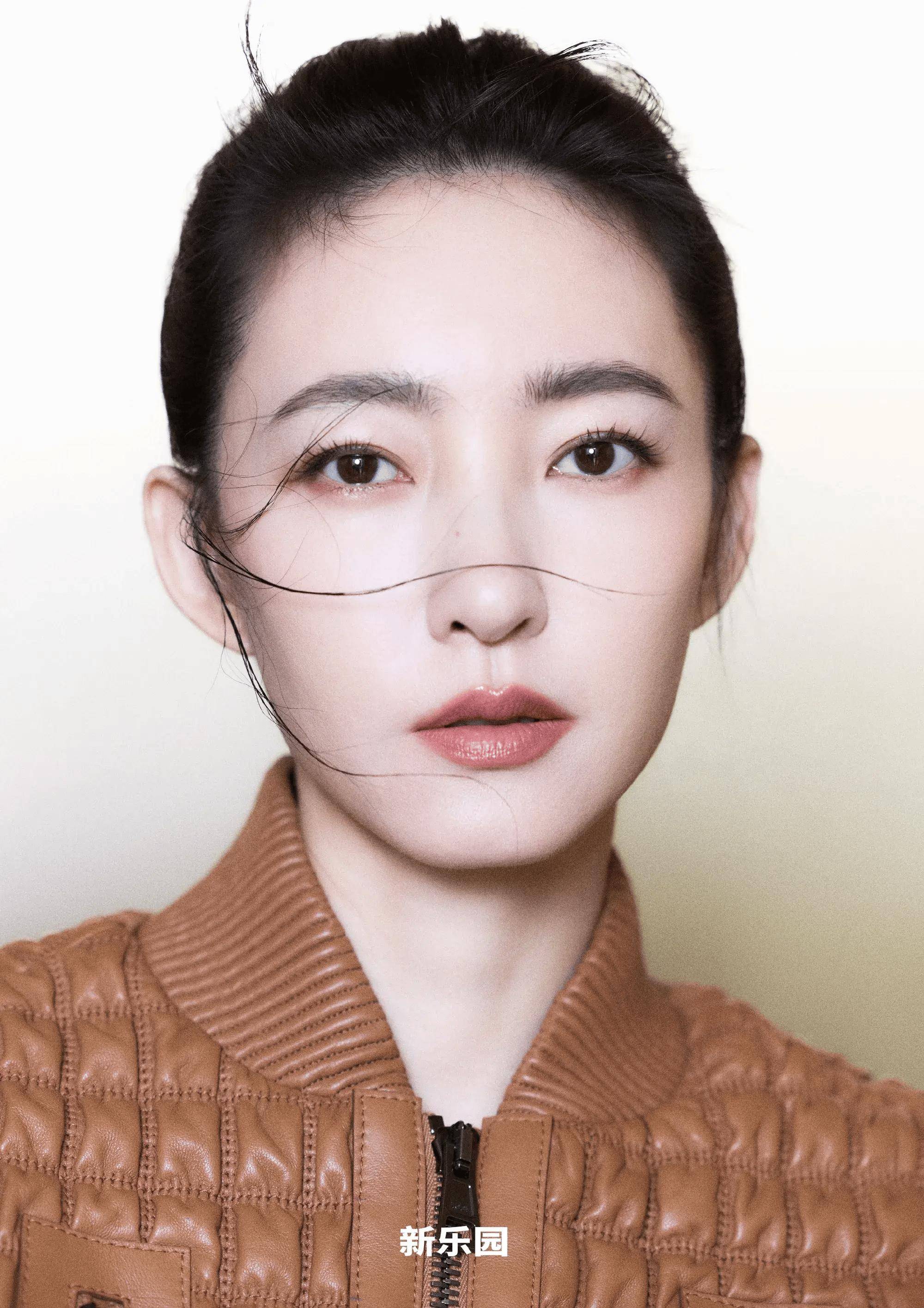 39岁王丽坤离婚风波后首登封面,素颜女神云淡风轻,演绎岁月静好