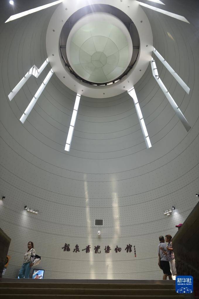 8月6日,游客在浙江龙泉青瓷博物馆参观.