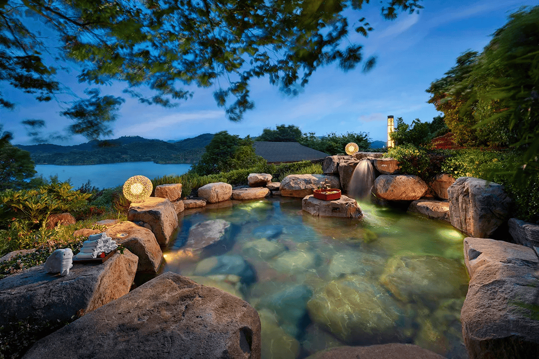 或藏于林间,或面向湖景,40多座户外温泉池,依山势而建,涵田半山温泉在