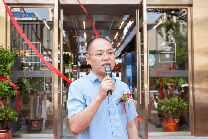 黄石港区政府党组成员,副区长严华,黄石市商务局党组成员,副局长