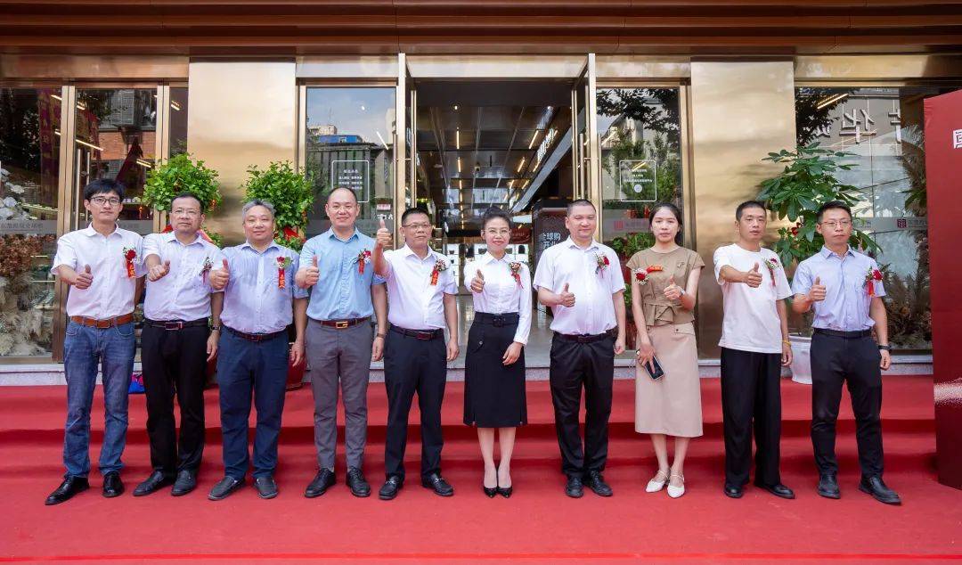 黄石港区政府党组成员,副区长严华,黄石市商务局党组成员,副局长柯亨