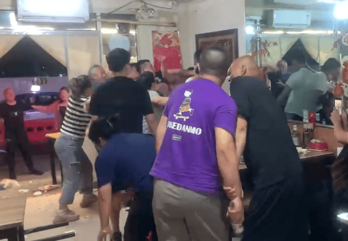 深夜呼市光明大街一饭店内多人打架 一男子被酒瓶爆头倒地不起