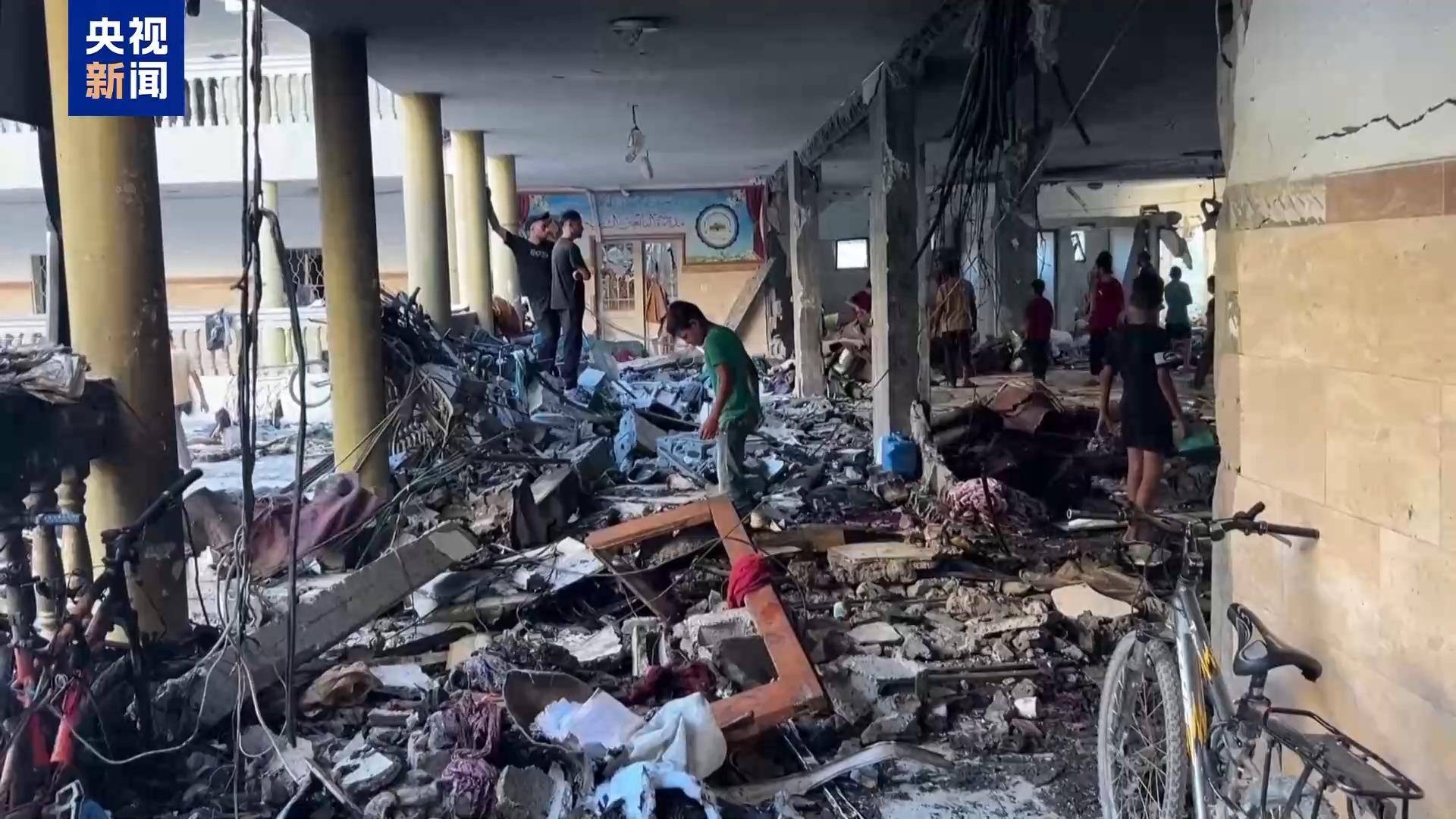 以军空袭致超百人死亡,加沙学校内弥漫着血腥味
