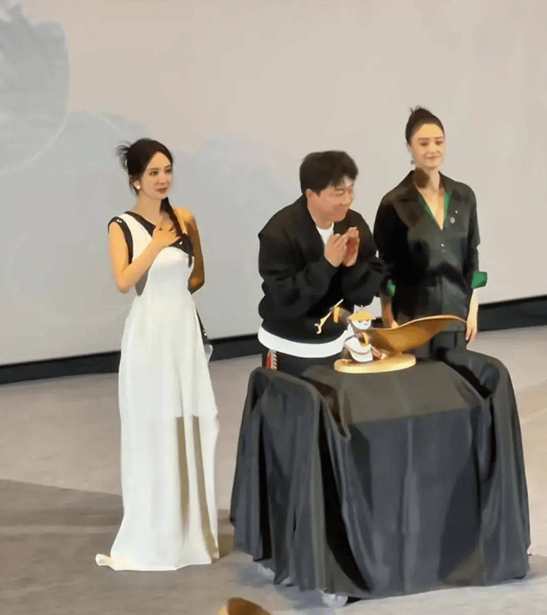 才发现蒋欣这么美,头小个子也高,路人晒合照称真人确实不上镜