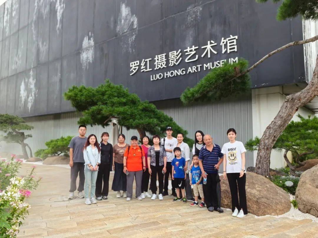 参观"新时代文明实践基地"北京罗红摄影艺术馆
