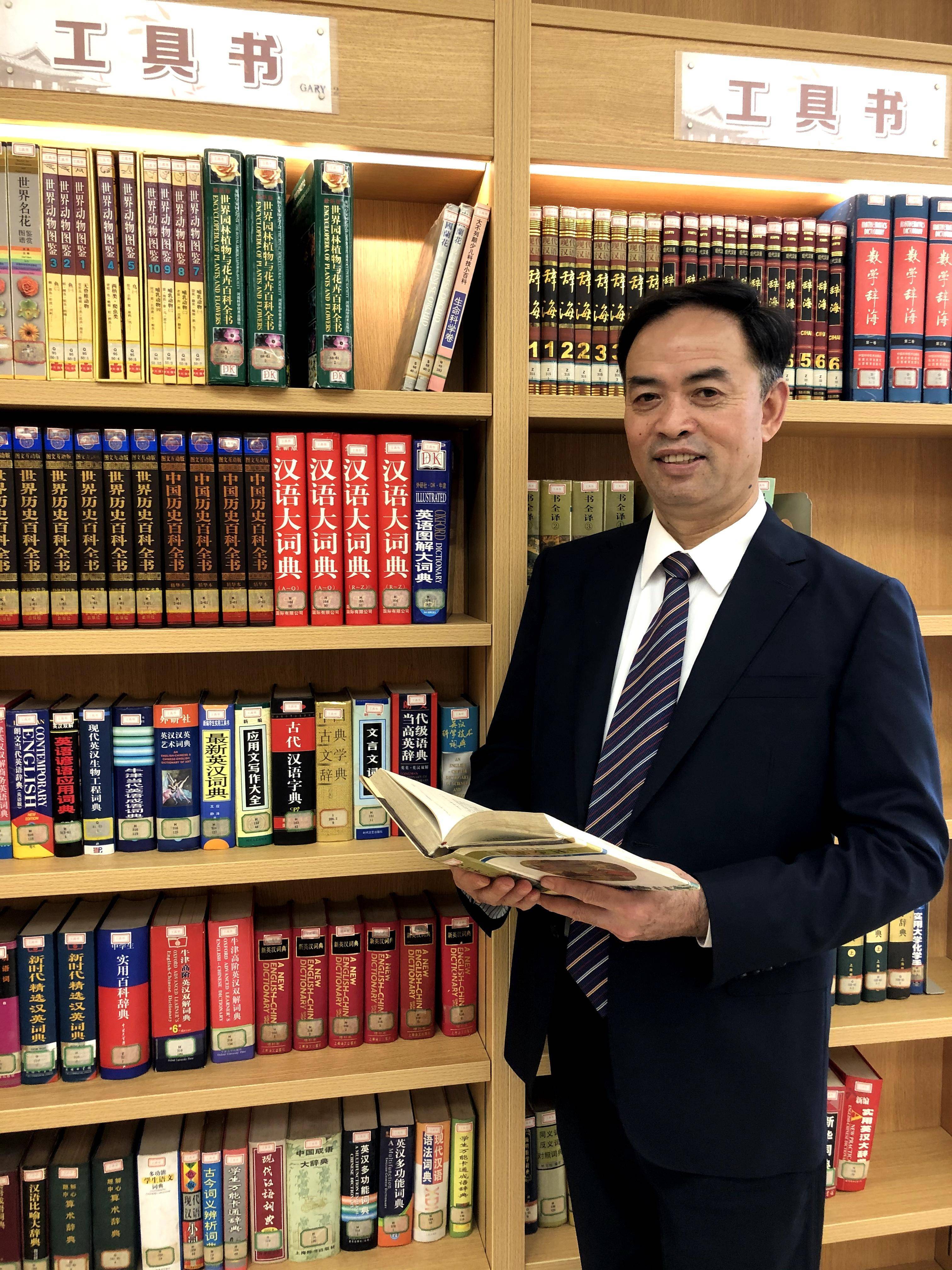 8月8日,广州市第五中学校长裘志坚一早来到学校收拾物品,准备搬离校长