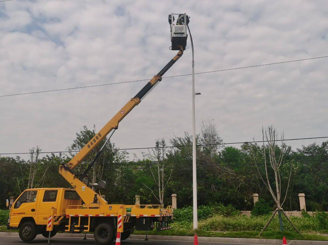 路灯_工作_高空作业