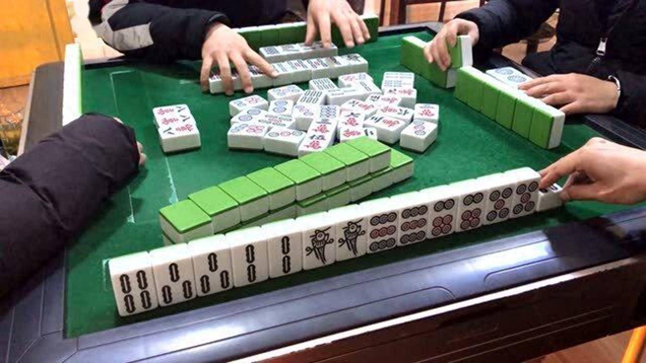 看别人打麻将图片