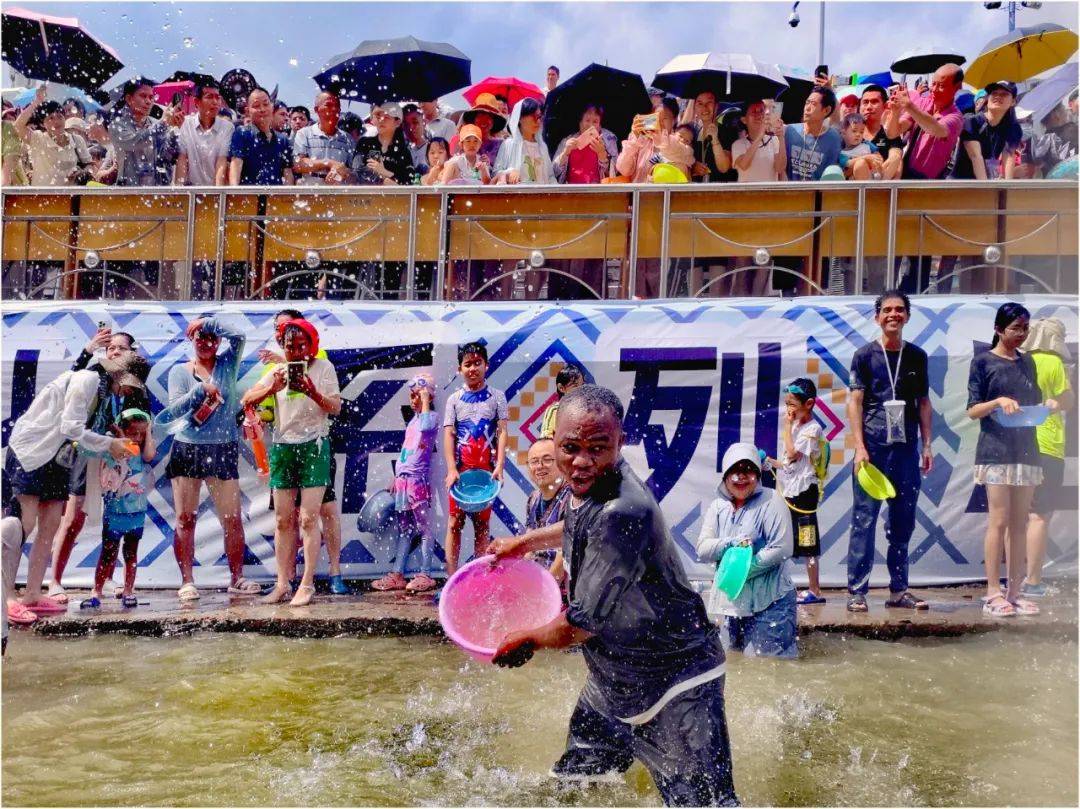 连山戏水节图片