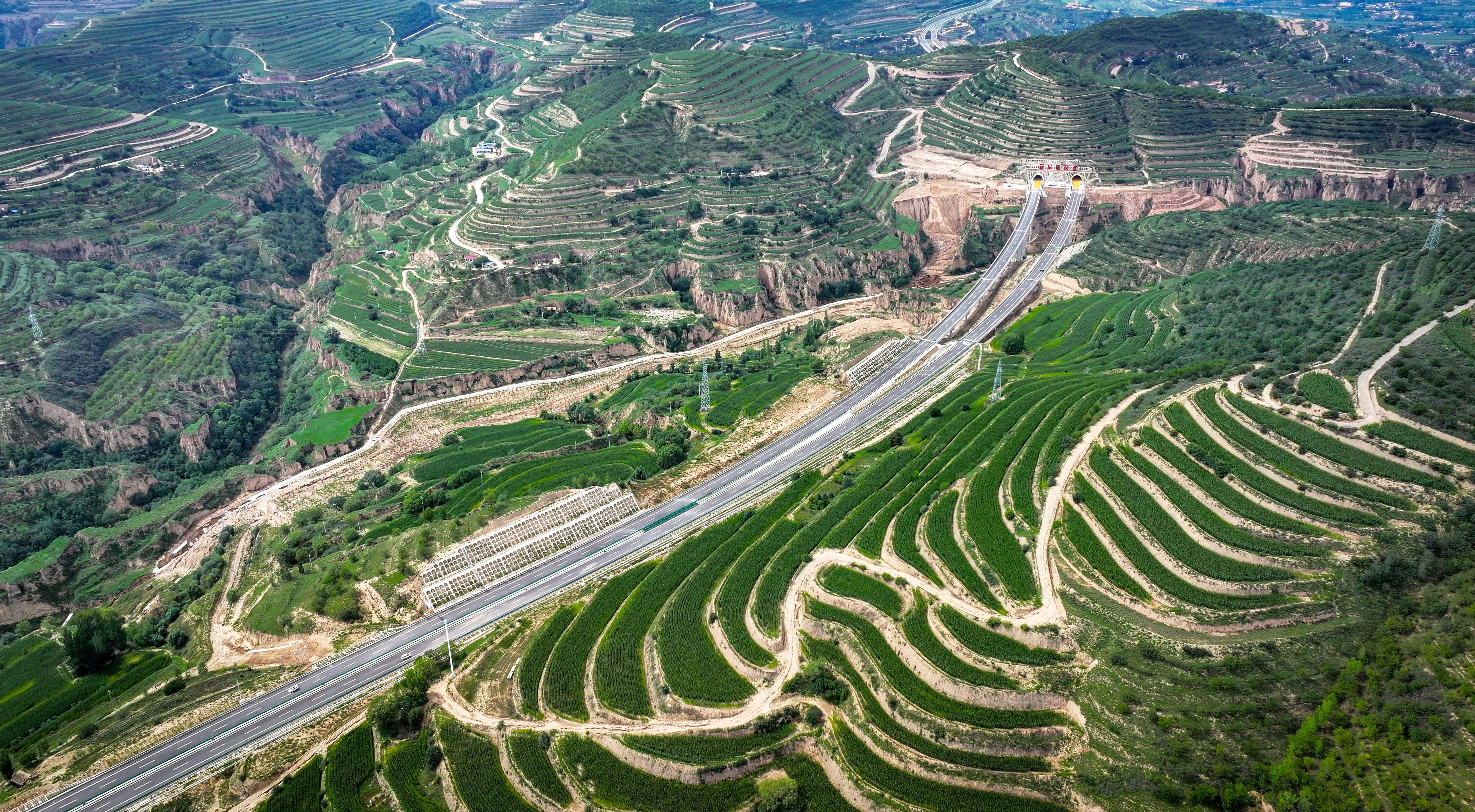 银昆高速公路全线通车运营