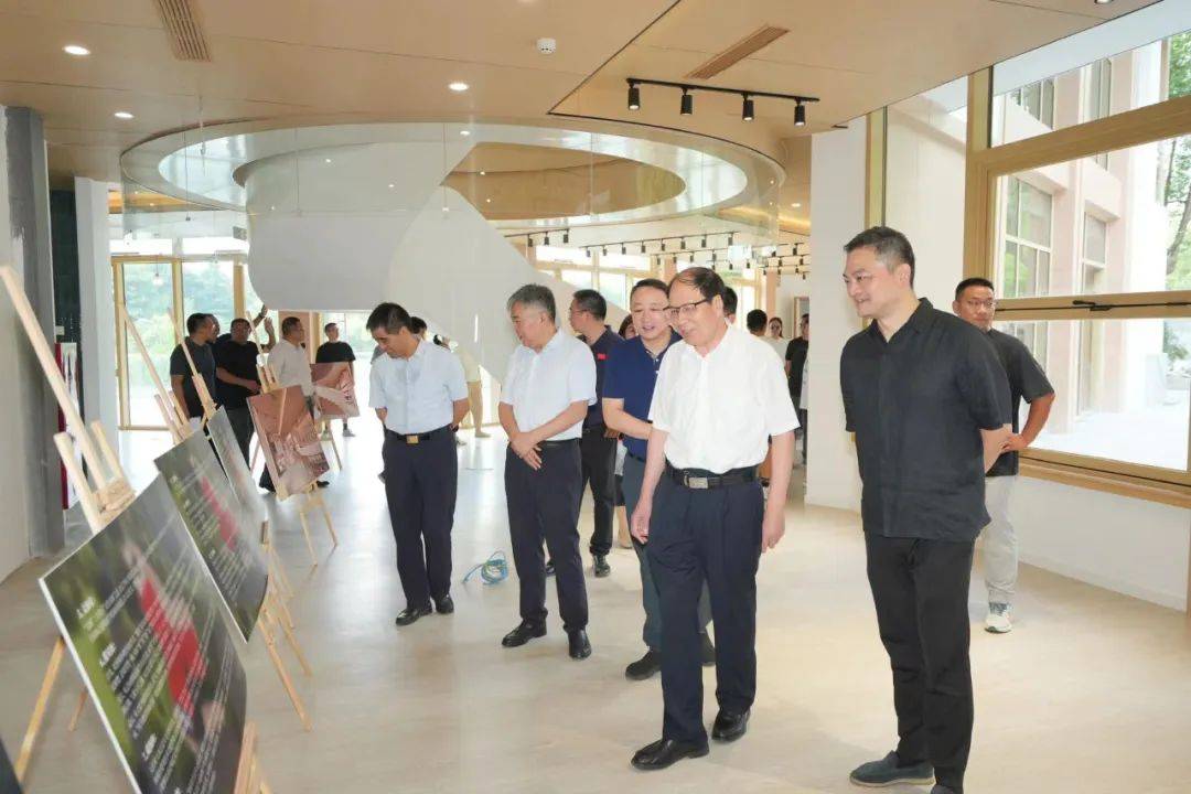 校领导带队慰问暑期坚守一线师生员工_华桂宏_建设_王成斌