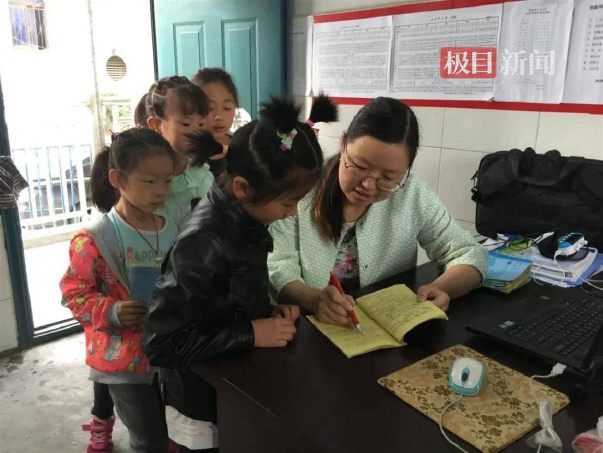 荆楚好老师群星计划|华科毕业,28岁,她成了53个孩子的妈妈_覃瑶_父亲