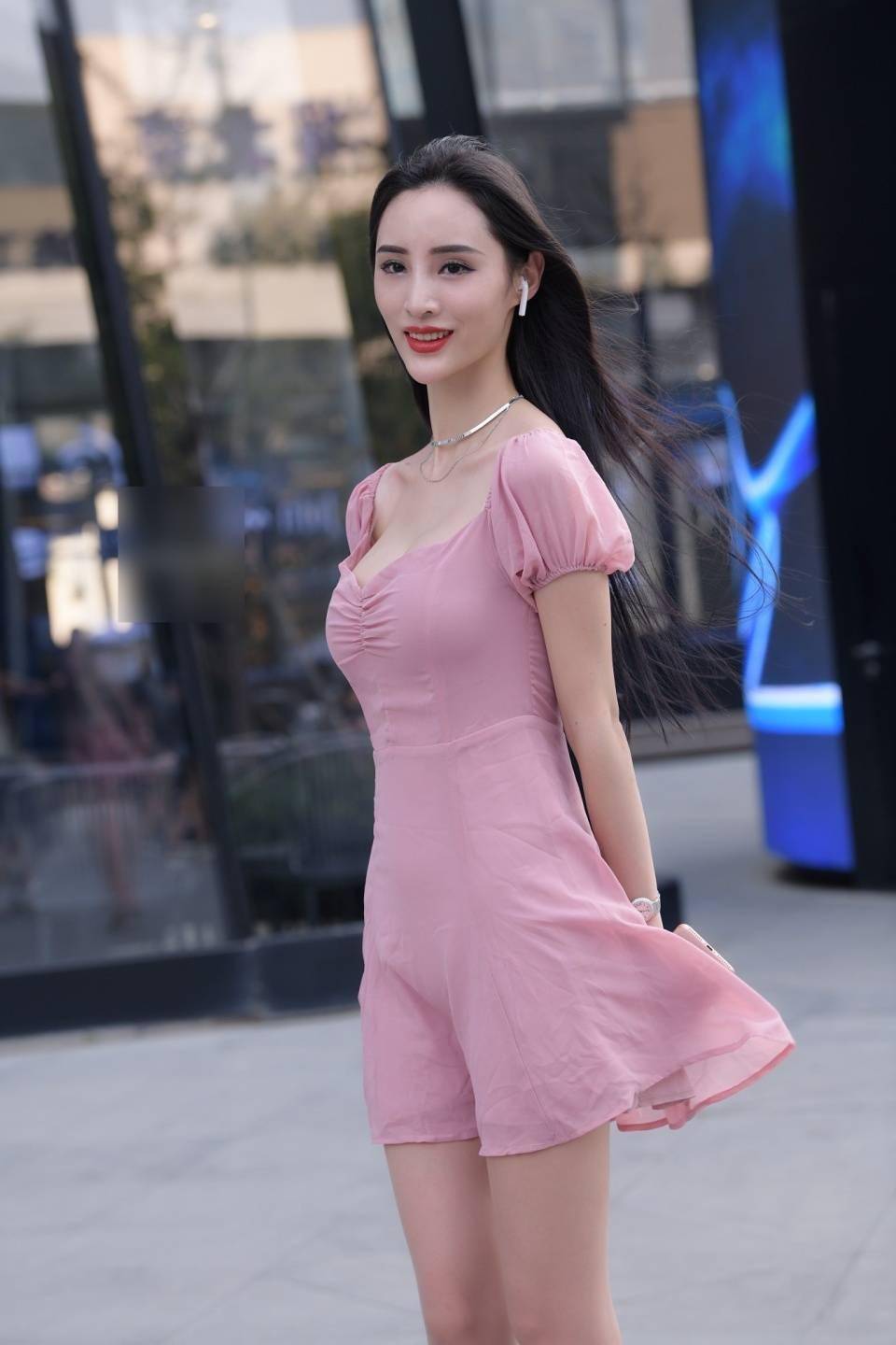 街拍:高挑身材小姐姐粉色连衣裙,少女心爆棚