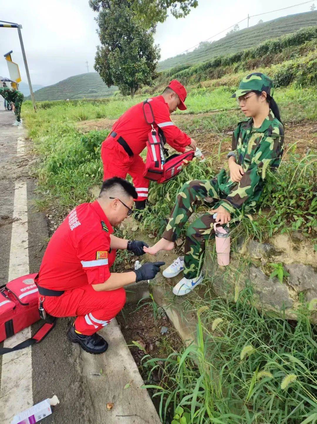 赤脚踩恶心东西 磨练图片