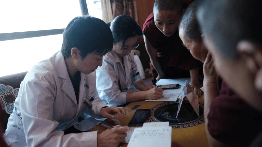 北京市第十批"组团式"援藏医疗队在曲桑寺和扎叶巴寺开展义诊