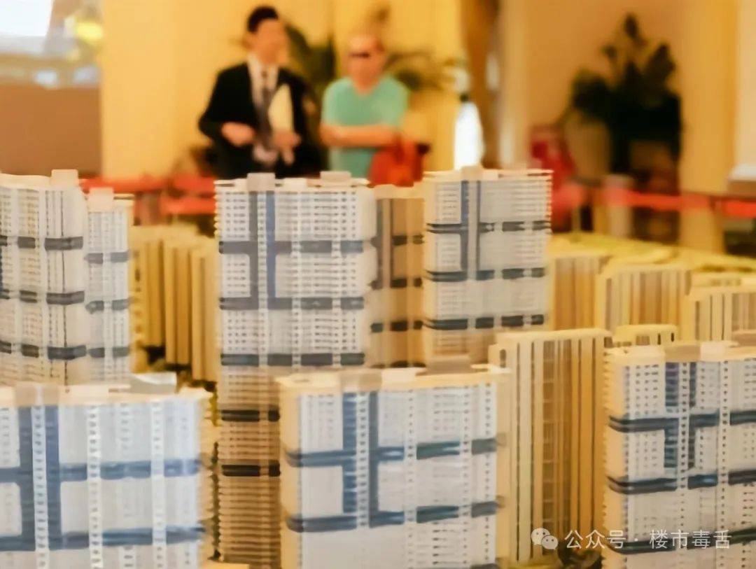 房价居然下跌了，真的跌了？，对于我们高价买二套房的人，难受了