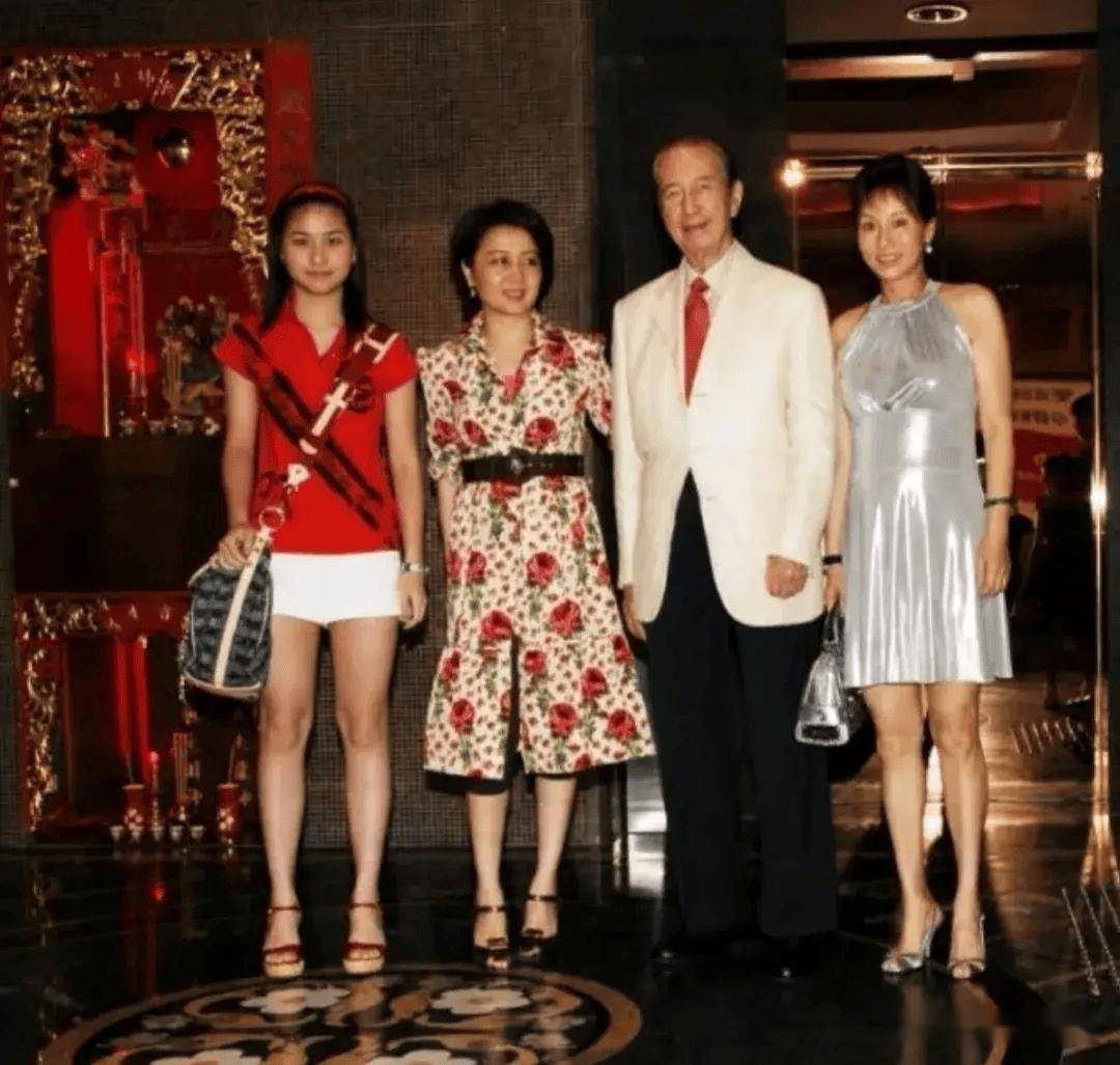 而陈婉珍的基因又是也同样遗传给了子女们,何鸿燊的17个孩子普遍不高