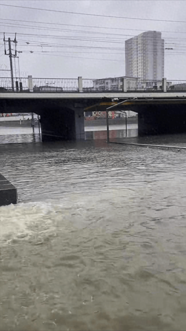 "水世界",河北保定暴雨台阶变瀑布,考验与温情并存!