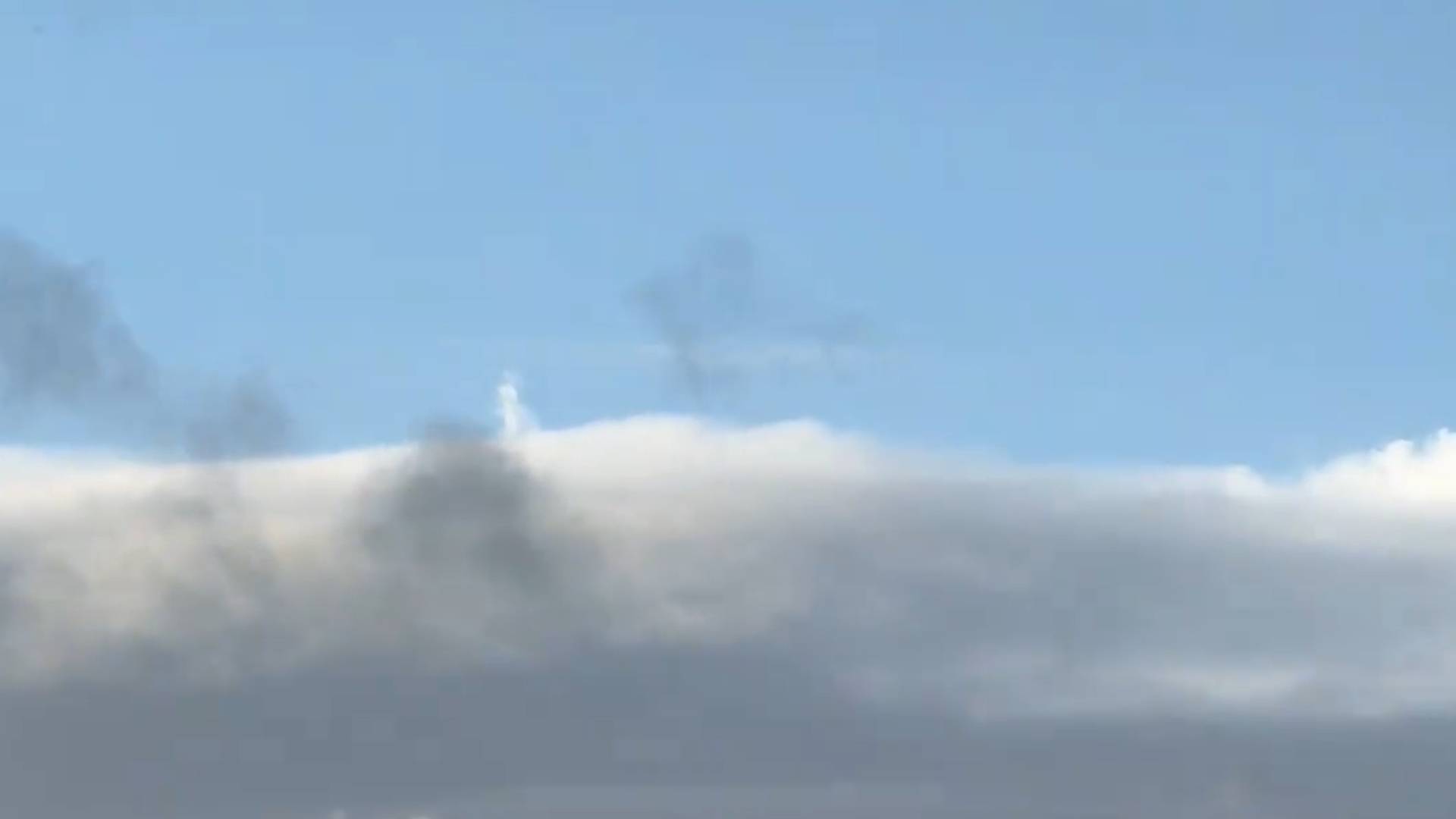 女子拍下云上似有仙人,一缕人形白云随风动,不知哪位神仙巡人间