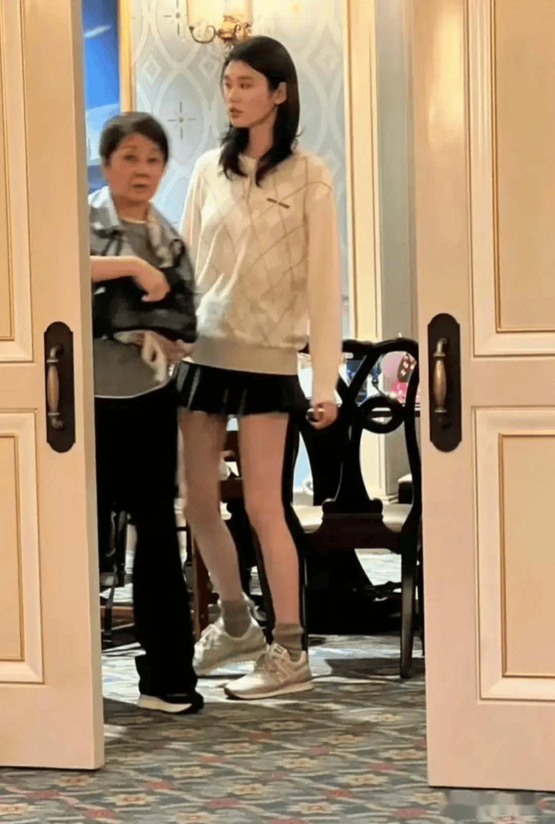 赌王四太梁安琪的腿很绝,年轻时身材很好,怪不得常年穿短裙