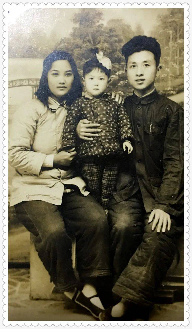 图二,1953年张金山一家子合影图三,1980年张金山病退文件@网友"平陵