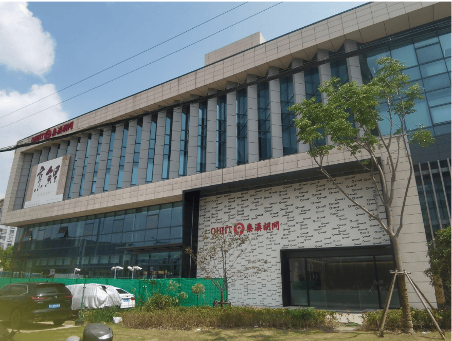 停课风波中的秦汉胡同：此前一边拖欠工资 一边