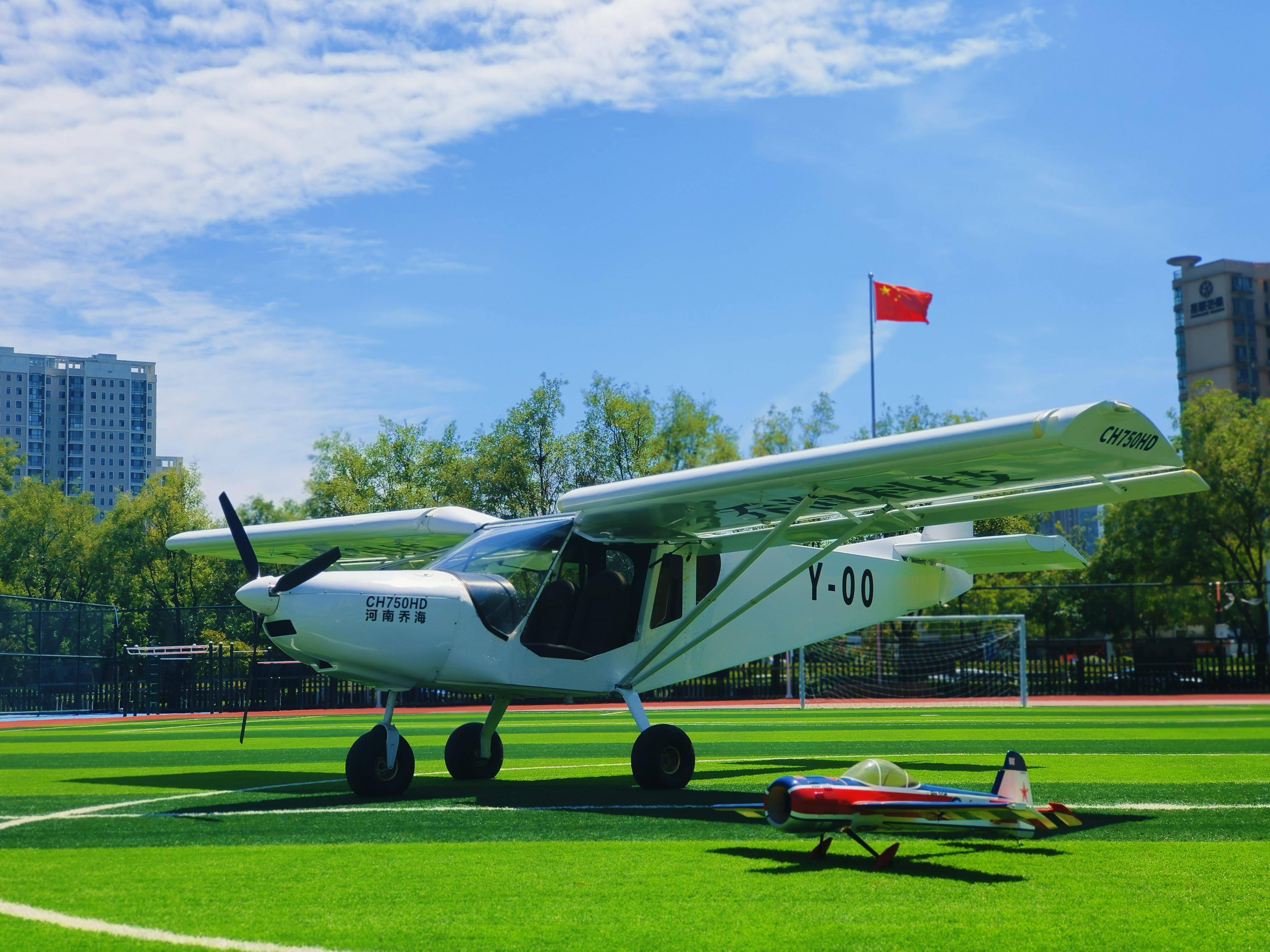 校园里试乘飞机,这个航空科普活动深受学生喜爱