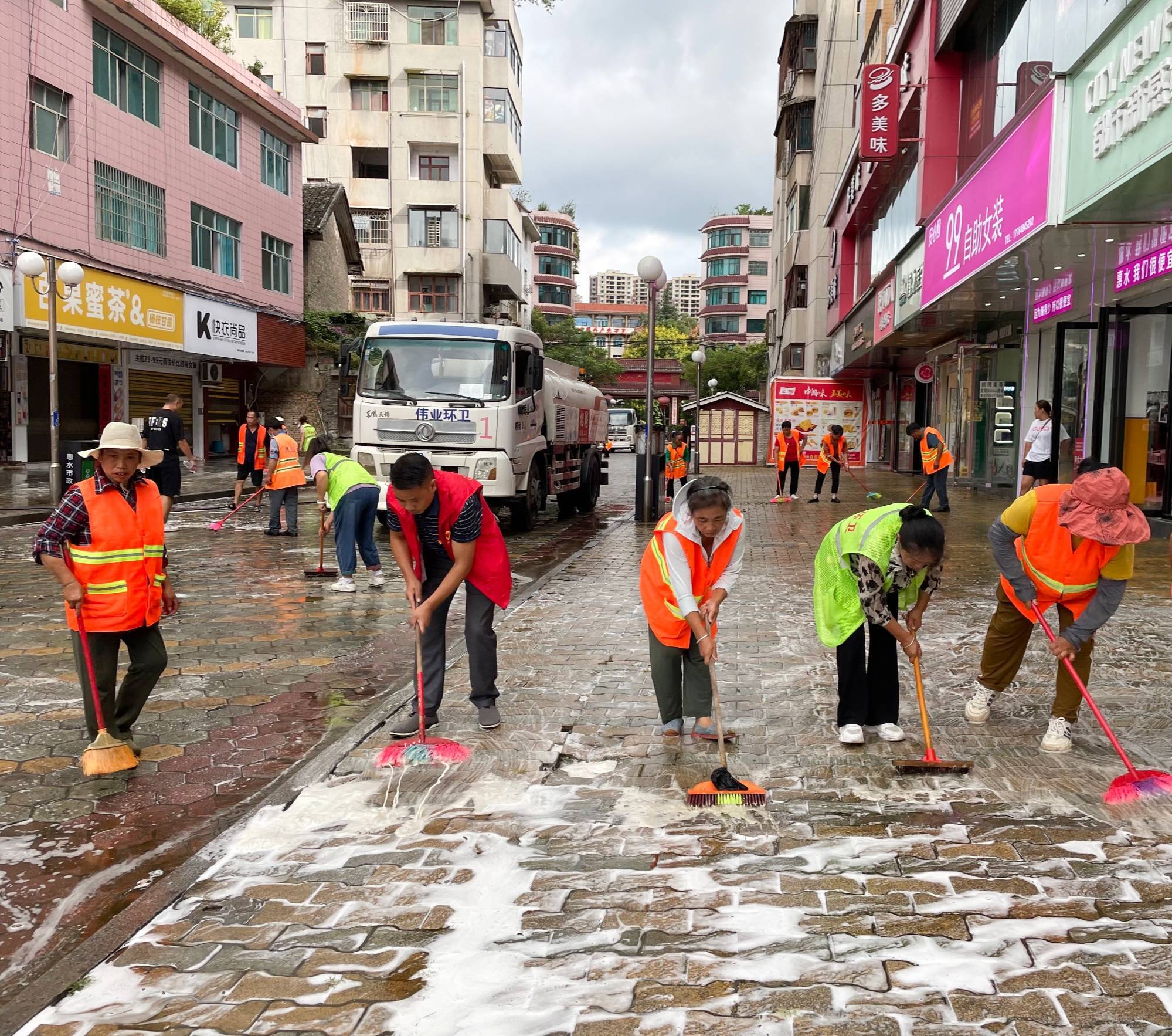 新华网 :管家婆一肖一码最准资料-城市：“狗遛人”还是“人遛狗”？城市街头遛狗的那些事儿  第3张