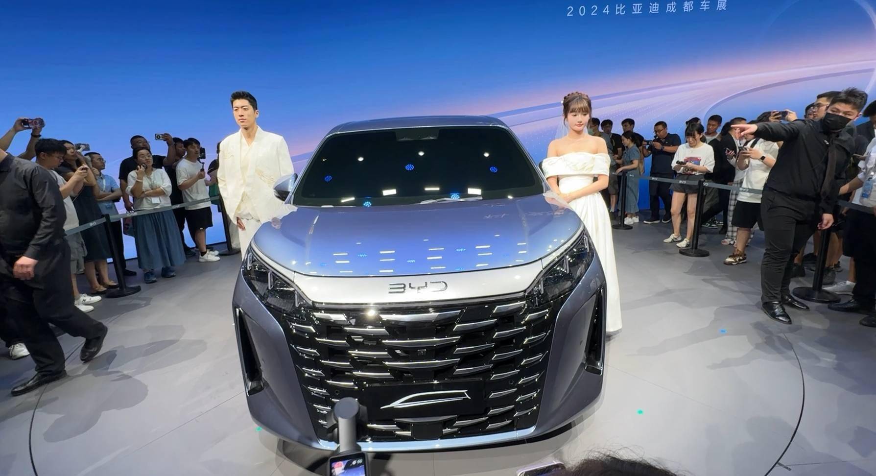 比亚迪又添一款高端新车!全新mpv夏亮相成都车展,卖30万贵吗?