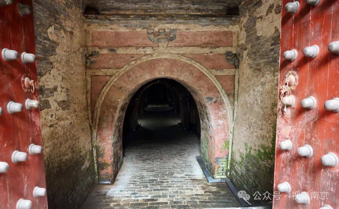 南唐二陵是目前发现的五代十国时期规模最大的帝王陵墓.