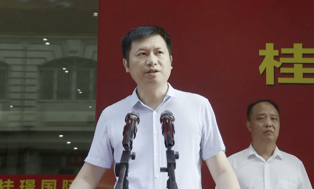 县委常委,常务副县长覃挺宣布桂璟国际酒店项目正式竣工!
