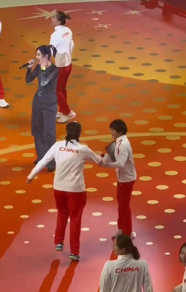 杨千嬅唱歌全红婵伴舞网友杨千嬅高光时刻伴舞都是冠军_生活_舞台_比赛