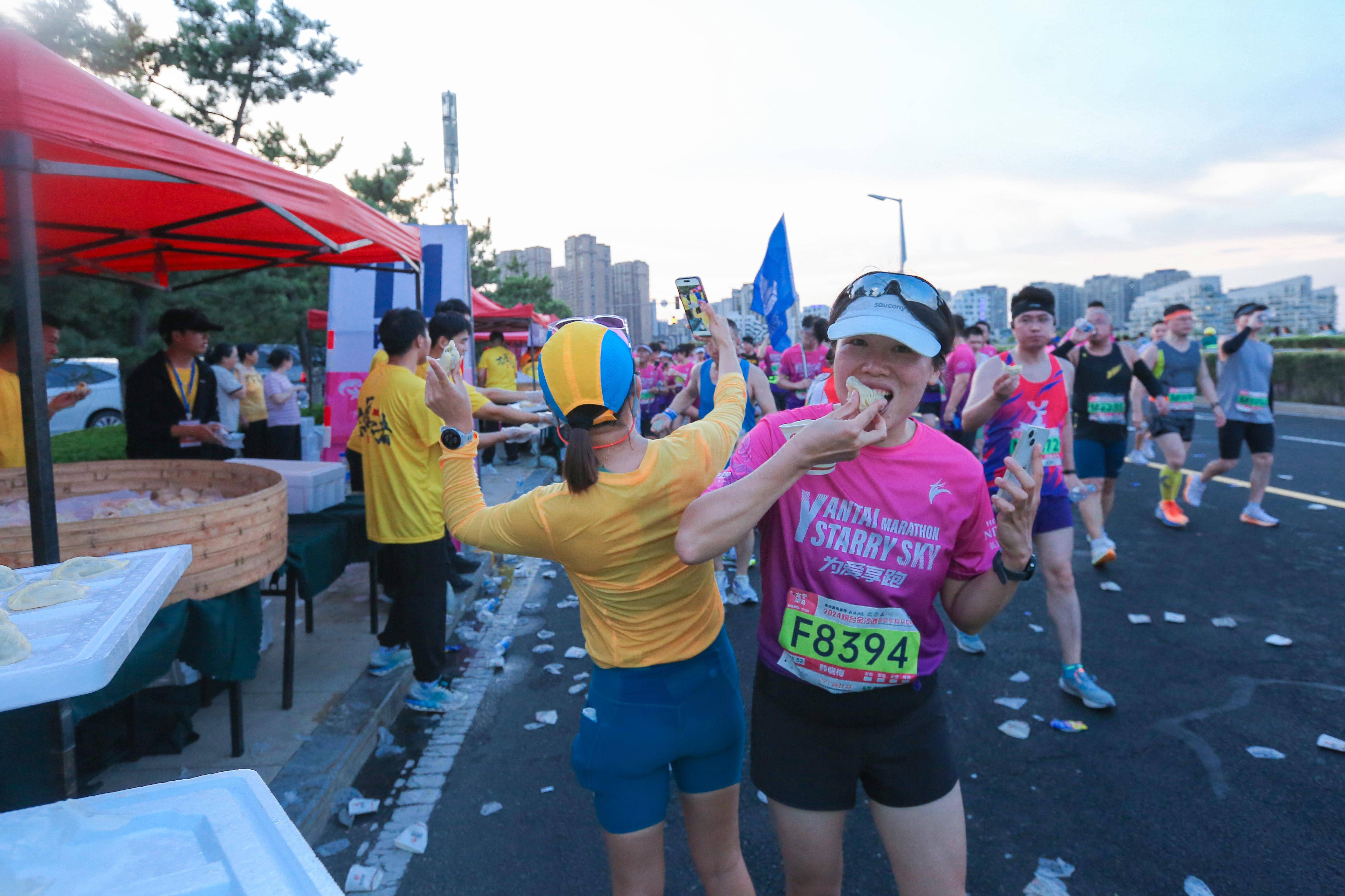 万名跑者打卡最美黄渤海!烟台金沙滩星空马拉松鸣枪开跑