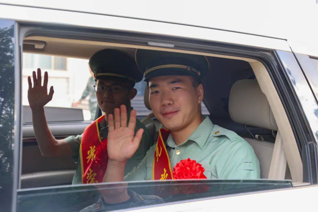 退伍季丨送战友，踏征程