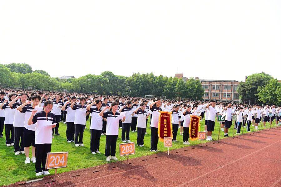 蟾宫折桂馨犹在,秋风为序启新程