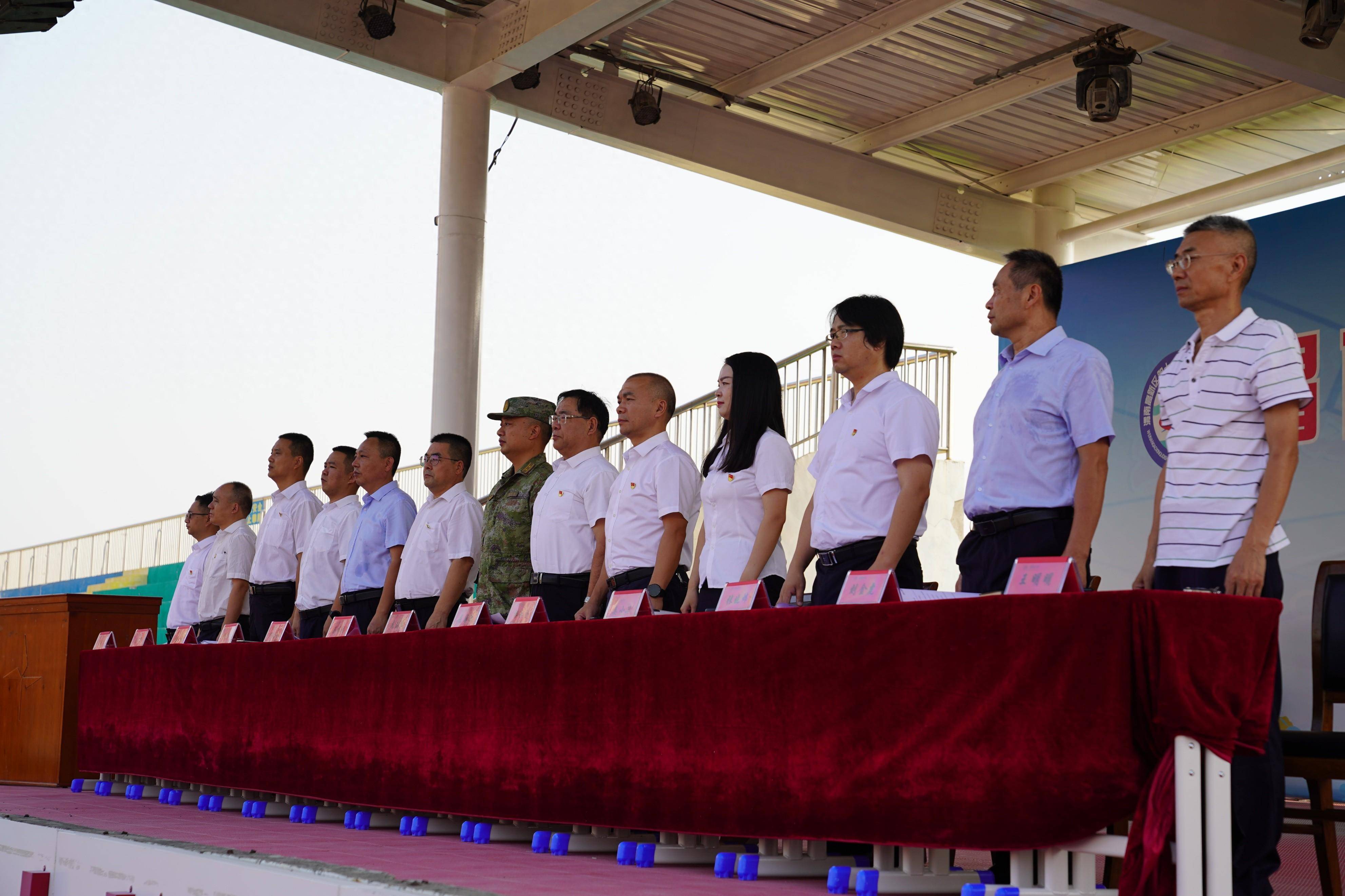 中国人民解放军32144部队教官,渭南中学全体校委会成员,新生班主任