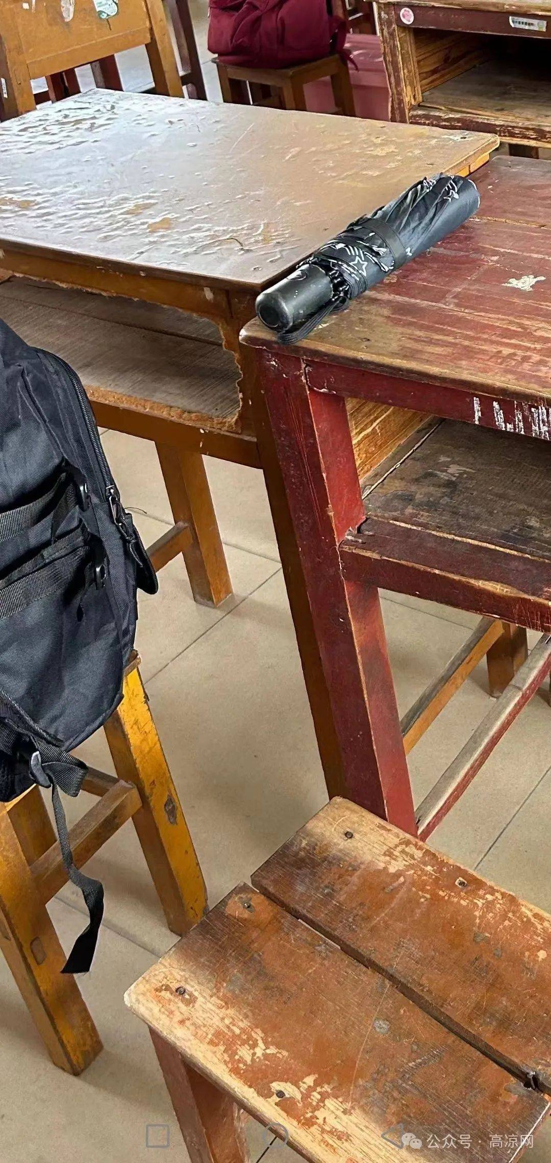 网友:这是20多年前的课桌吧?