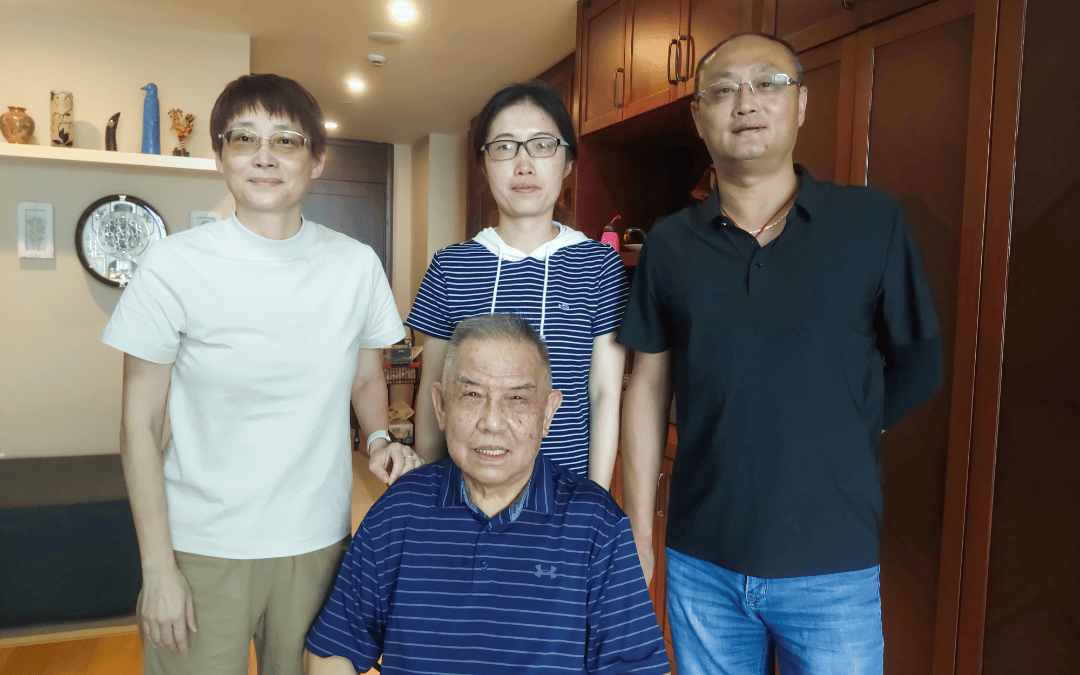 桑仲元老师不仅将自己最新创作的书法小品集送给老师们,还与大家分享