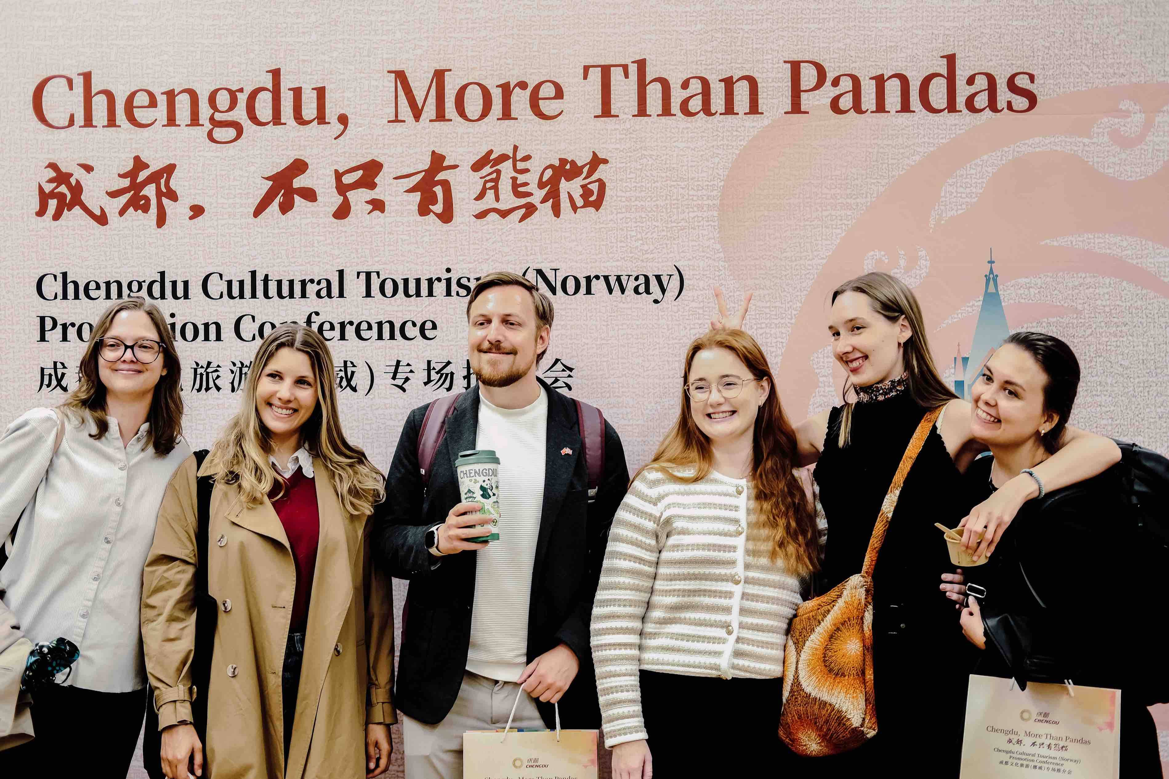 成都熊猫旅游驿站挪威揭牌成立