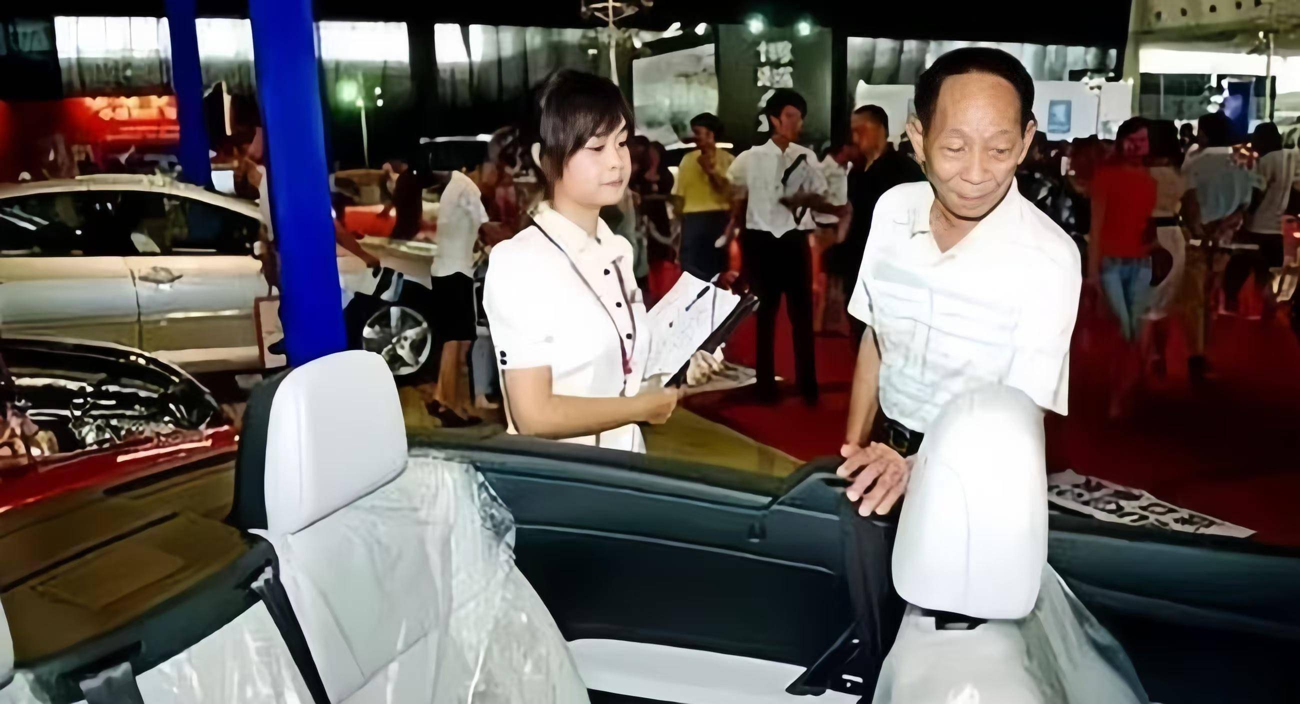 奉献一生只因摸豪车就被网暴,拯救14亿人的袁隆平却拯救不了自己