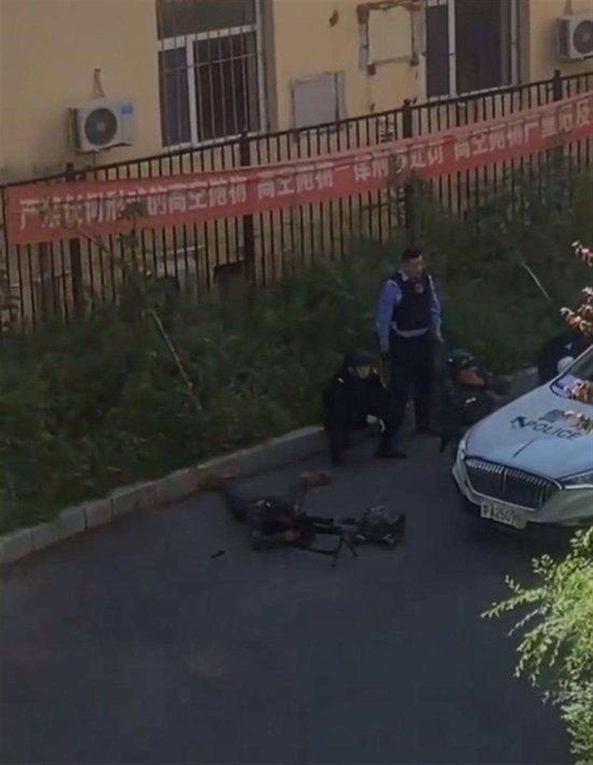 长春通报“一男子夺枪伤警”:一名民警因公殉职,嫌疑人被击毙_朝阳区_受伤_小区