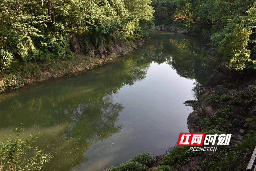 在愚溪的上游,便有《永州八记》中的钴鉧潭记遗址,西小丘记遗址,小石