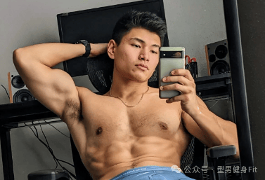 推上展示大捷豹,这个肌肉男尺度很大!