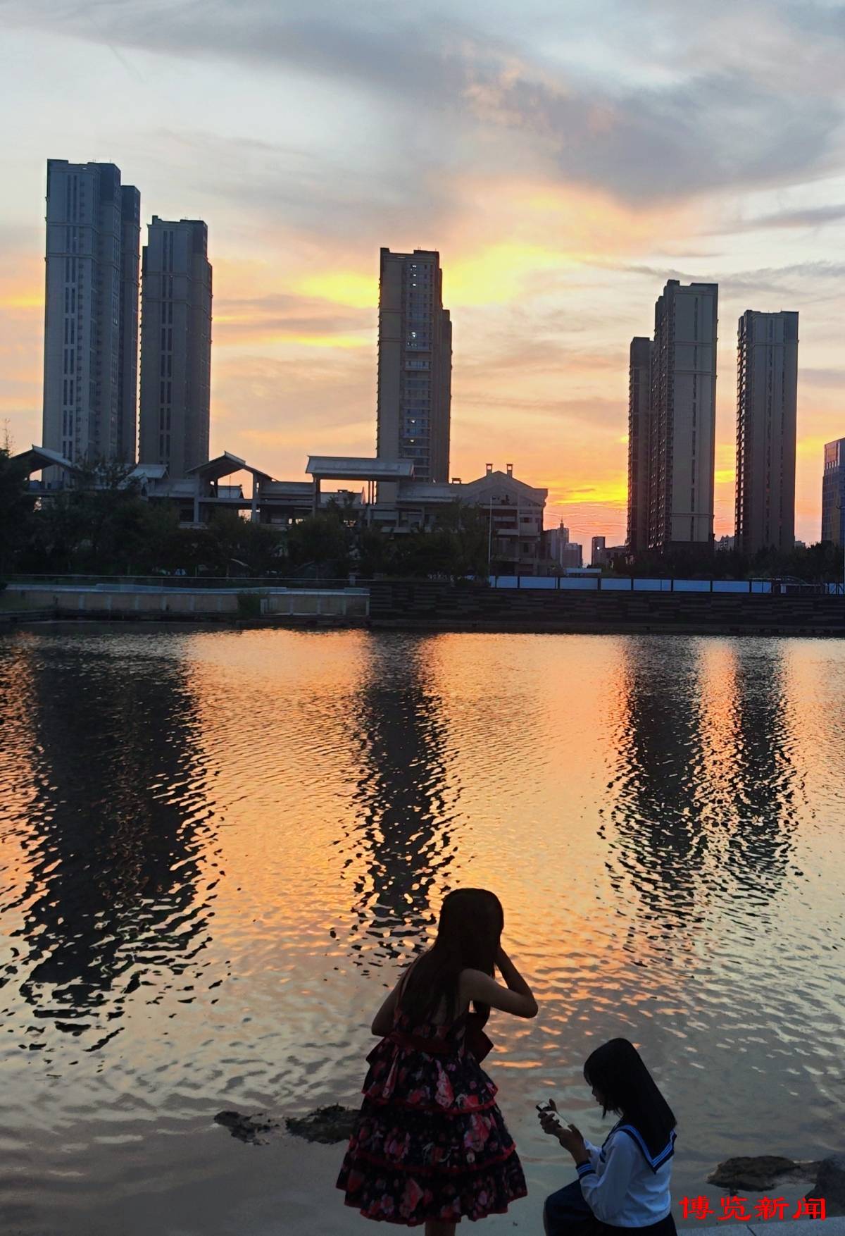 淄博新区水系公园:晚霞倒映 美轮美奂