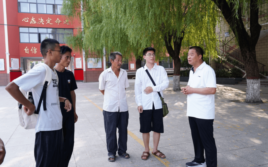 郸城三高优秀毕业生朱玉豪,王佳豪向母校赠送锦旗
